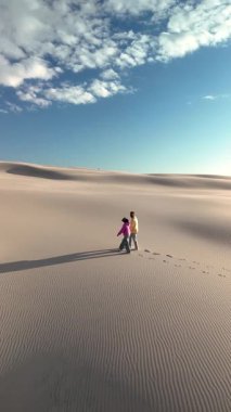 Danimarka 'nın Rabjerg Mile kentindeki çarpıcı kum tepelerinde sakin bir gezinti yaşayın. Bu pitoresk yer nefes kesici manzaralar ve doğa severler için mükemmel huzurlu bir atmosfer sunuyor..