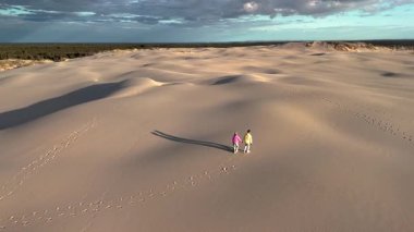 Danimarka 'daki görkemli Rabjerg Mil' de birkaç gezinti. Etrafı kum tepeleri ve sakin bir gökyüzü ile çevrili..