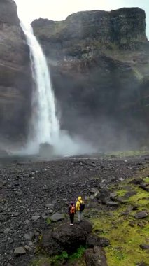 İzlanda 'daki engebeli kayalıklardan dökülen nefes kesici Haifoss şelalesine tanık olun. Dokunulmamış manzaralarla çevrili bu doğa harikası büyüleyici bir atmosfer ve canlı bir manzara yaratıyor..