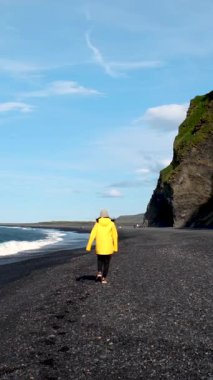 Büyüleyici Reynisfjara siyah kumsalı boyunca dolaşın, orada dramatik uçurumlar Atlantik Okyanusu ile buluşur. Volkanik kayalar ve canlı gökyüzüyle dolu eşsiz manzaranın tadını çıkar..