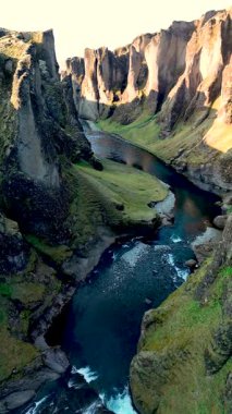 Fjadrargljufur Kanyonu, yüksek uçurumları ve dolambaçlı nehri ile büyülenir. Bu doğal mucize İzlanda 'nın dramatik topografisini sergiliyor, yumuşak güneş ışığıyla yıkanmış, keşifleri davet ediyor..