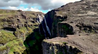 İzlanda 'nın en yüksek şelalesi olan Glymur Şelalesi' nin engebeli uçurumlar ve yemyeşil alanlarla çevrili nefes kesici güzelliğini deneyimleyin. Doğa aşıkları ve maceracılar için mükemmel bir yer..