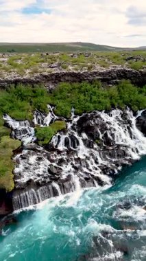 İzlanda 'daki nefes kesici Hraunfossar Şelalesini keşfedin.