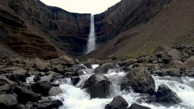 Engebeli arazi ve dramatik kaya oluşumlarıyla çevrili sarp kayalıkların üzerinden nefes kesici bir şelale akıyor. Kayalık derelerden akan temiz su İzlanda 'nın doğal güzelliklerini gözler önüne seriyor..