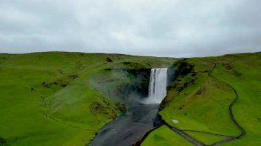 Güçlü çağlayanlarıyla bilinen ve canlı yeşil tepelerle çevrili çarpıcı Skogafoss şelalesini deneyin. İzlanda 'da yakalanan güzelliğin mükemmel bir karışımı..