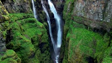 İzlanda 'nın en yüksek şelalelerinden biri olan, yeşil kayalıklardan dökülen, nefes kesen Glimur Şelalesi' ni deneyin..