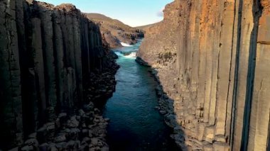 Fevkalade Studlagil Kanyonu 'nu keşfedin, bazalt sütunları akan nehri çevrelemektedir. Bu eşsiz jeolojik oluşum İzlandalıların doğal güzelliklerini gözler önüne seriyor..