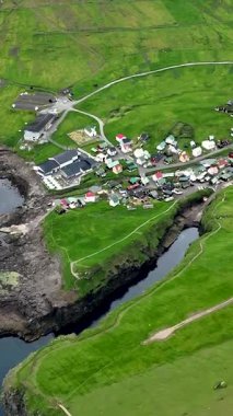 Engebeli uçurumlar ve yeşil tepelerin arasına yerleşen Faroe Adaları 'ndaki bu büyüleyici Gjogv köyünde renkli evler ve sakin su yolları sergileniyor. Güzellik ve sükunetin ideal bir yansıması..