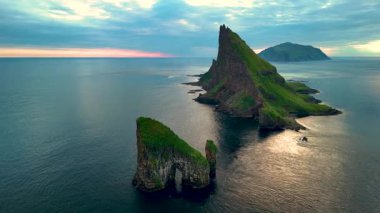 Faroe Adaları açıklarında çarpıcı bir kaya oluşumu olan Drangarnir 'in çarpıcı güzelliğini deneyimleyin..