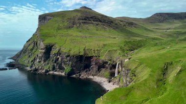 Drangarnir 'in nefes kesen uçurumlarını keşfedin. Faroe Adaları' nda dramatik manzaraların dingin sularla buluştuğu yerde. Bu resim gibi yer, doğaya mükemmel bir kaçış imkanı sunuyor..
