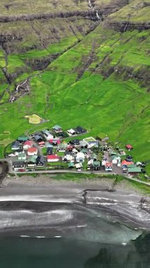 Canlı yeşil tepeler ve okyanus arasında yer alan Faroe Adaları 'ndaki Tjornuvik köyünde renkli evler bulunur. Çarpıcı manzara keşfi davet ediyor ve nefes kesici manzaralar sunuyor..