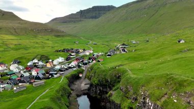 Faroe Adaları 'ndaki Gjogv köyünün nefes kesici güzelliğini tecrübe edin. Orada yemyeşil tepeler ve eşsiz jeolojik oluşumlar arasında tuhaf bir köy bulunur. Doğanın ihtişamı herkesi cezbeder..