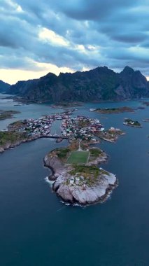 Norveç, Lofoten 'deki Henningsvaer Futbol Stadyumu' nun nefes kesici görüntüsü..