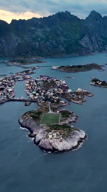 Norveç, Lofoten 'deki Henningsvaer Futbol Stadyumu' nun nefes kesici görüntüsü..
