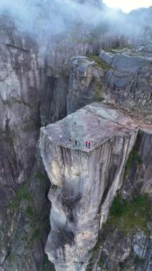 Norveç 'in göz kamaştırıcı manzarası. Yürüyüşçülerin uçurumun kenarında dikilip dramatik kaya oluşumları ve bereketli yeşilliklerle çevrelendiği yer. Doğa severler için nefes kesici bir hedef..