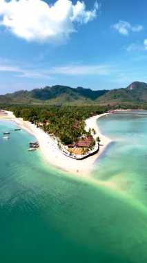 Muhteşem bir Tayland kıyısı keşfedin, Koh Mook Adası, beyaz kumlu plajlar, kristal berrak su, ve yemyeşil tepeler. Rahatlamak, keşfetmek ya da doğadaki huzur dolu anlar için mükemmeldir..