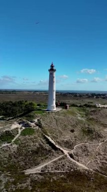 Lyngvig Deniz Feneri Danimarka 'nın manzaralı sahillerinde dimdik ayakta duruyor. Etrafı yemyeşil manzaralarla çevrili olan bina, deniz ve yakındaki köylerin panoramik manzaralarını sunuyor. Fotoğraf meraklıları için mükemmel bir yer..