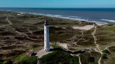 Lyngvig Feneri, güzel kum tepeleri ve engin denizlerle çevrili Danimarka kıyıları boyunca dimdik ayakta duruyor. Bu sakin manzara doğanın güzelliğini yakalar..