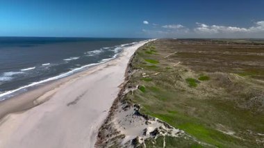 Lyngvig Deniz Feneri 'nin nefes kesici manzarası sakin bir Danimarka sahil şeridine karşı dimdik ayakta duruyor. Dalgalar yumuşak bir şekilde kumlu kıyıya dokunur. Huzurlu bir atmosfer yaratır. Rahatlamak için mükemmel..