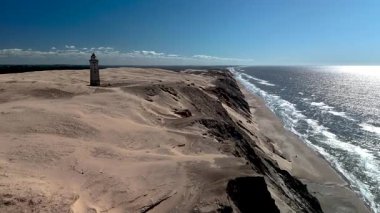 Rubjerknudde deniz feneri Danimarka 'nın kumlu sahillerinde dimdik durur. Etrafı sakin sular ve manzaralarla çevrilidir..