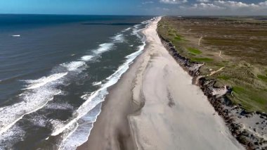 Danimarka 'daki Lyngvig Deniz Feneri' nin nefes kesici kıyı manzarasını deneyin. Kumlu sahil, hafif dalgaların çarpmasıyla durmaksızın uzanıyor. Rahatlamak için mükemmel sakin bir atmosfer yaratıyor..