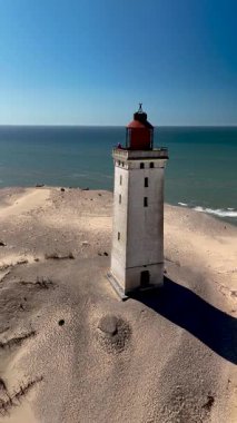Rubjerg Knude deniz fenerini keşfedin. Kum tepelerinin ve Kuzey Denizi 'nin zemininde dimdik ayakta durun. Danimarka 'daki bu kıyı taşının sakinliğini hissedin..