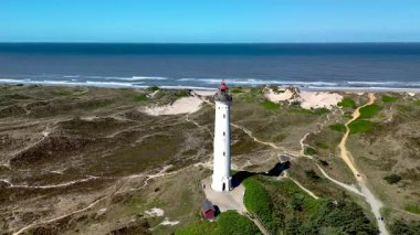 Muhteşem Lyngvig Deniz fenerini tecrübe edin Danimarka 'nın nefes kesici kıyı şeridine karşı dimdik ayakta.