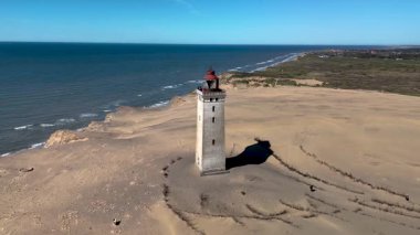 Kendinizi Rubjerknudde Deniz Feneri 'nin güzelliğine daldırın. Danimarka' nın sakin kıyı şeridine karşı dik durun..