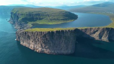 Faroe Adaları 'ndaki Sorvagsvatn Gölü' nün çarpıcı manzarasını keşfedin, dramatik uçurumlar ve sakin bir su kütlesi. Güzellik ve huzur arayan doğa aşıkları için mükemmel..