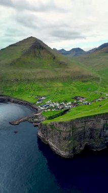 Faroe Adaları 'nın nefes kesen uçurumlarını ve canlı yeşil tepelerini keşfedin. Huzurlu sahil köyü doğayla iç içe, huzur ve maceraya davetiye çıkarıyor. Gjogv 