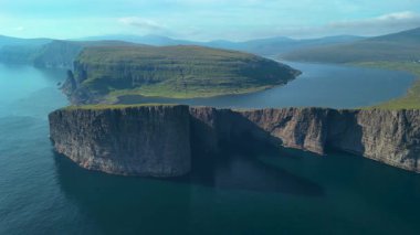 Faroe Adaları 'ndaki görkemli dağlarla çevrili Sorvagsvatn Gölü' nün çarpıcı kayalıklarına ve sakin sularına tanık olun. Bu bölge manzaranın doğal güzelliğini ve sükunetini yansıtıyor..