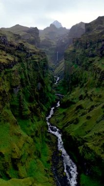 Mulagljufur Kanyonu 'nun dramatik güzelliğini tecrübe edin, kıvrımlı bir nehrin üzerindeki yemyeşil uçurumların kulesini..