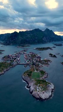 Henningsvaer Futbol Stadyumu, Lofoten takımadasındaki küçük bir adada gün batımında resim gibi dağlarla ve denizle çevrili nefes kesici bir manzara..