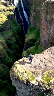 Maceracılar, Glymur Şelalesi yakınlarındaki engebeli arazide, sarp kayalıklar ve yemyeşil alanlarla çevrili bir şekilde dolaşırlar. Bu çarpıcı İzlanda konumu nefes kesici manzaralar ve unutulmaz deneyimler sunuyor..