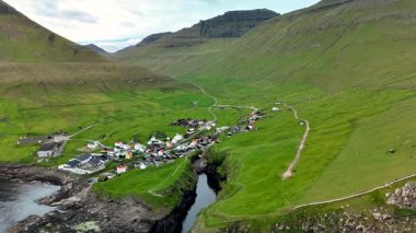 Gjogv köyü Faroe Adaları 'nın çarpıcı tepelerine kurulmuştur. Titrek evler, görkemli dağlar ve sakin sularla çevrili yemyeşil araziyi dolduruyor..