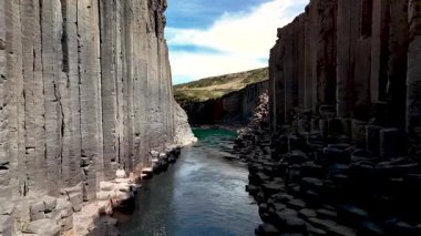 Görkemli Studlagil Kanyonu 'nu keşfedin. Orada eşsiz bazalt sütunlar huzurlu bir nehir boyunca yükselir. Canlı renkler ve dramatik uçurumlar İzlanda 'da unutulmaz bir doğa harikası yaratır..