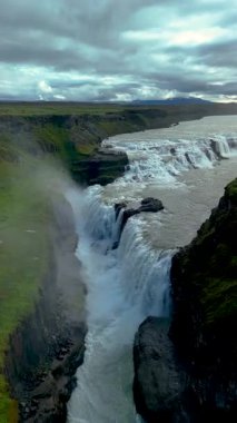 İzlanda 'nın en ünlü doğal harikalarından biri olan martı şelalesi kayalık kayalıklar ve yemyeşil araziler arasında güçlü su akıntıları sergiliyor..