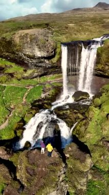 Şelaleyi keşfedin İzlanda 'da, şelalede çağlayan su yemyeşil manzaralarla buluşur. Temiz bir gökyüzü altında dokunulmamış doğanın güzelliğine tanık olun..