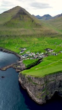 Faroe Adaları 'ndaki yüksek uçurumlar ve canlı yeşil tepeler arasında yuva yapmış Gjogv' un pitoresk köyünü keşfedin. Huzurlu kıyı şeridi doğayla güzel bir şekilde birleşir..