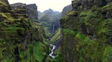 İzlanda 'daki Mulagljufur Kanyonu' nun yemyeşil ve yüksek uçurumlarıyla bilinen büyüleyici doğal özelliklerini keşfedin. Huzurlu akarsu bu nefes kesici manzarada zarifçe akıyor..