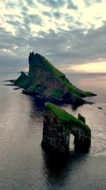 Faroe Adaları 'ndaki denizden yükselen Drangarnir' in dramatik uçurumlarına tanık olun. Yumuşak sabah ışığında yıkandılar. Doğa aşıkları ve maceracılar için mükemmel nefes kesici bir doğa harikası..