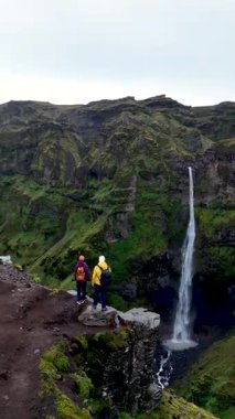 İzlanda 'daki Mulagljufur Kanyonu' nun nefes kesici güzelliğini keşfedin, yemyeşil kayalıklar ve çarpıcı bir şelale.