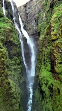 Glymur Şelalesi İzlanda 'daki engebeli kayalıklardan zarifçe yuvarlanıyor..