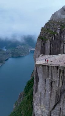 Norveç 'te popüler bir yürüyüş noktası olan ve Lysefjord' un sakin sularının üzerinde yükselen çarpıcı Preikestolen uçurumunu keşfedin. Bu ikonik simgenin dingin doğal güzelliğini tecrübe edin..