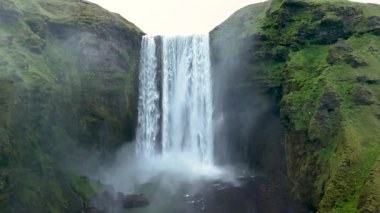 İzlanda 'daki çarpıcı Skogafoss Şelalesi' ni keşfedin. Suyun 60 metre yükseklikten yemyeşil kayalıkların ve kaya oluşumlarının ortasına düştüğü yer. Gerçek bir doğal mucize bekliyor..