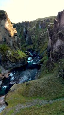 Fjadgljufur kanyonu dramatik kaya oluşumları ve muhteşem İzlanda manzarasında geçen dolambaçlı bir nehir sergiliyor. Yumuşak ışıkta yıkanmış bu doğal mucizeyi keşfedin, macera ve merakı davet edin..