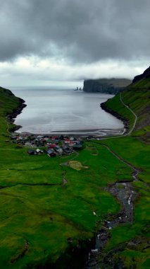 Bereketli yeşil tepeler ve sakin bir deniz arasında, Faroe Adaları 'ndaki bu görkemli Tjornuvik köyü nefes kesici manzaralar ve huzurlu bir atmosfer sunuyor..