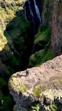 Maceracılar, sarp kayalıklar ve yemyeşil alanlarla çevrili İzlanda 'daki Glymur Şelalesi' ni keşfediyorlar. Bu görkemli mekan, doğanın mükemmel bir görüntüsünü sunuyor..