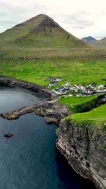 Yukarıdan Gjogv, Faroe Adaları 'nın çarpıcı manzaraları, dramatik uçurumlar, sakin sular ve hareketli köy hayatı. Doğanın güzelliği bu uzak cennette sergileniyor..