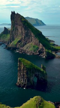 Faroe Adaları 'ndaki Drangarnir' in büyüleyici doğal güzelliğini keşfedin. Yüksek uçurumlar kristal berraklığında sularla buluşup unutulmaz bir manzara yaratır. Doğa aşıkları ve macera arayanlar için mükemmel..